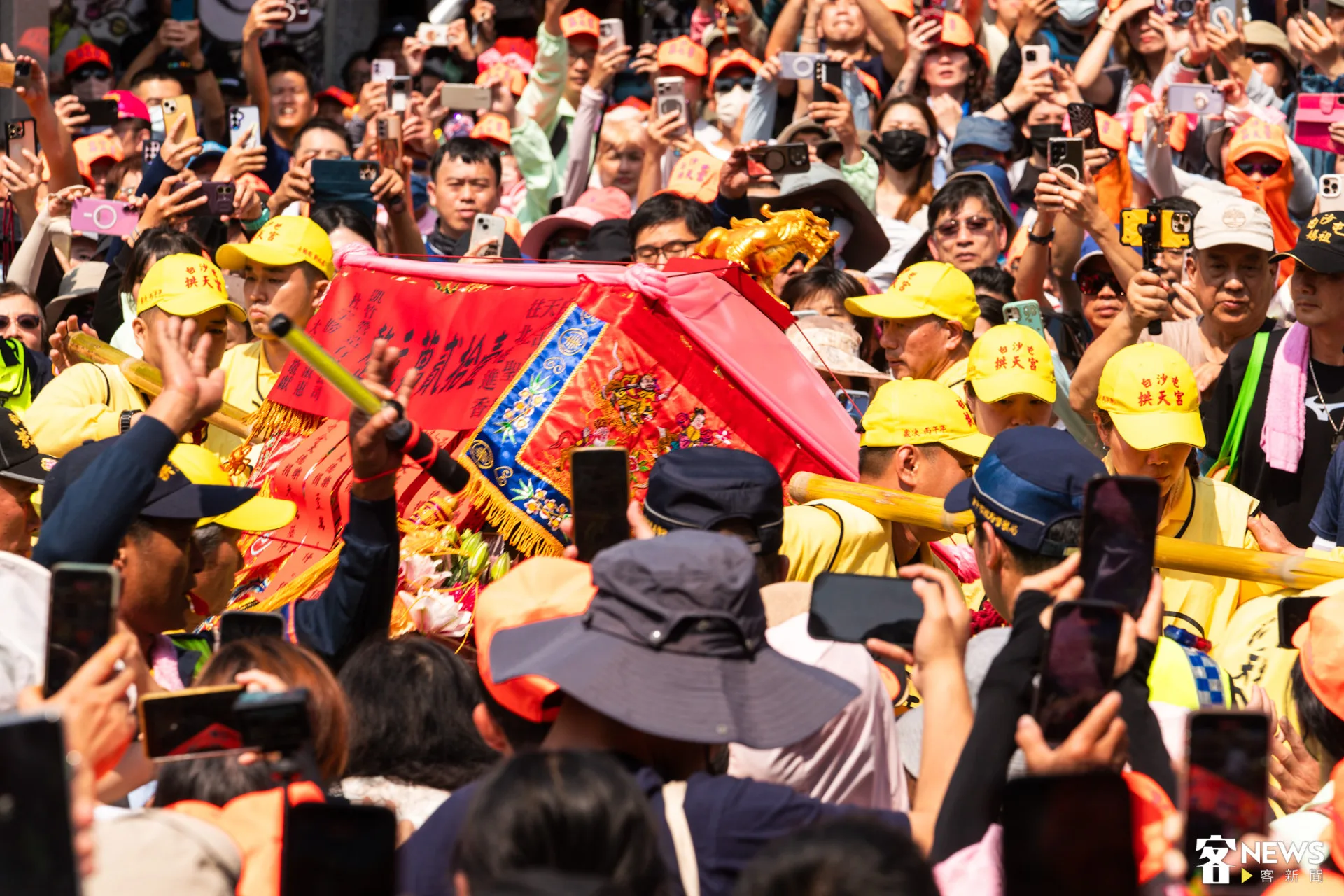 媽祖鑾轎停駕大甲鎮瀾宮，現場湧入大量參拜民眾。朱愷元攝