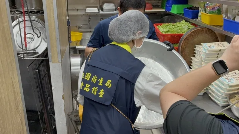 桃園市上野烤肉飯內壢店爆發疑似食品中毒案,桃園市衛生局獲報後立即派員前往稽查。桃園市政府衛生局提供