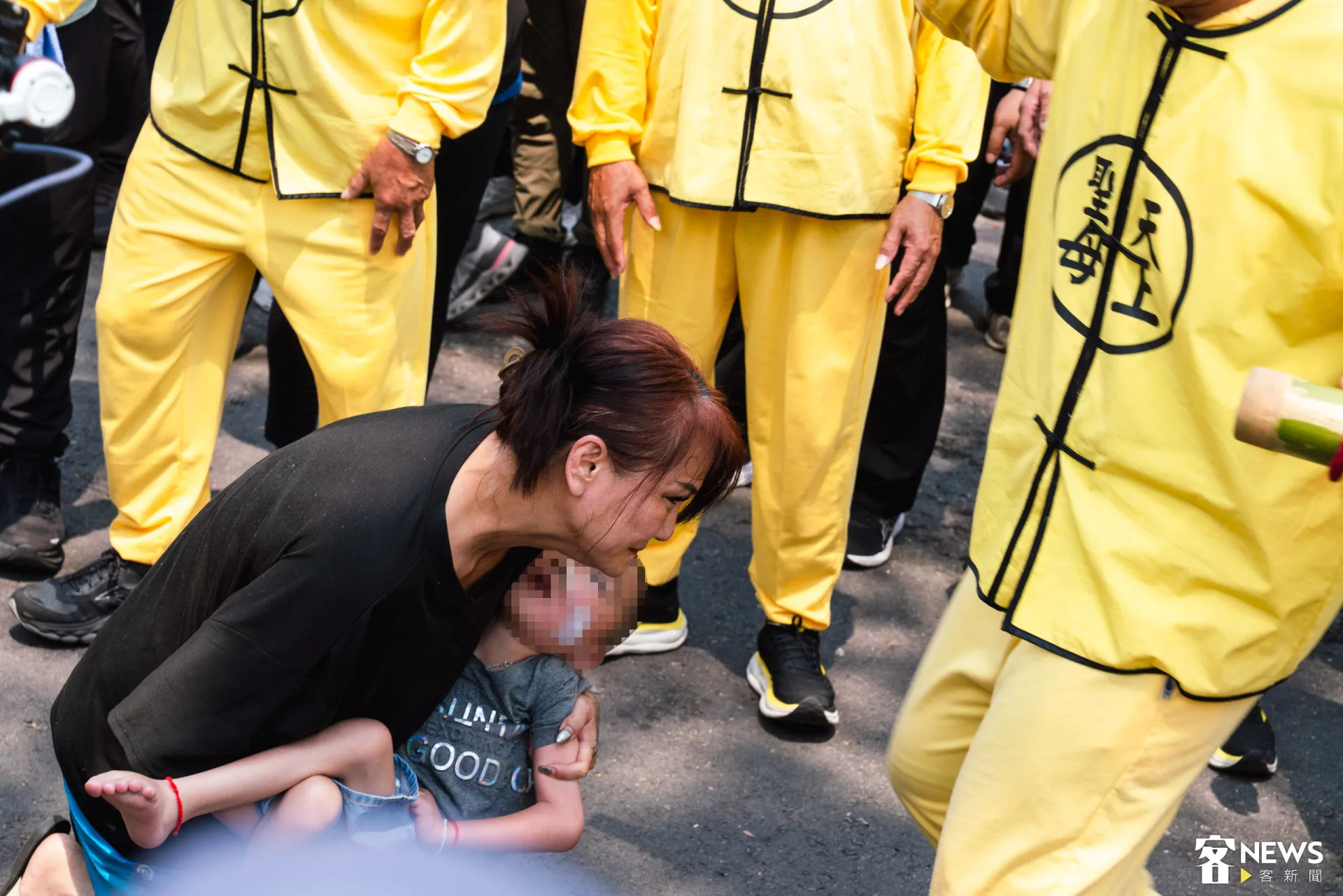 信眾抱著自己小孩，請求媽祖賜福。朱愷元攝