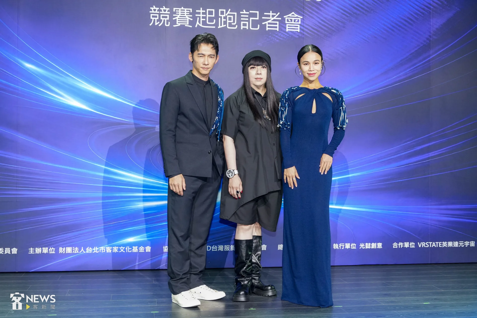 温昇豪(左)、林芯儀(右)身穿設計師潘怡良打造的客家時尚服飾。李台源攝