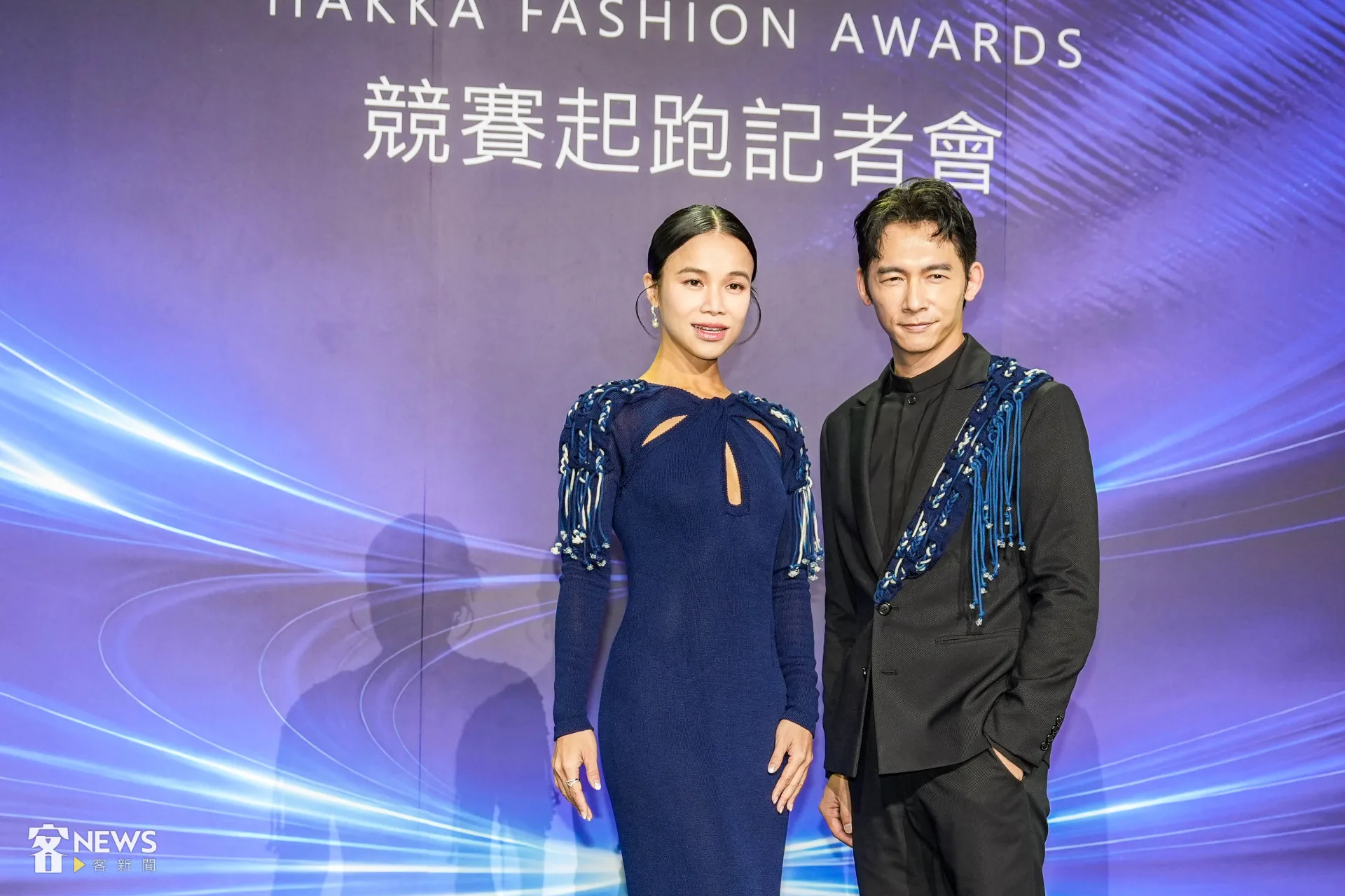 温昇豪(左)、林芯儀(右)身穿設計師潘怡良打造的客家時尚服飾。李台源攝