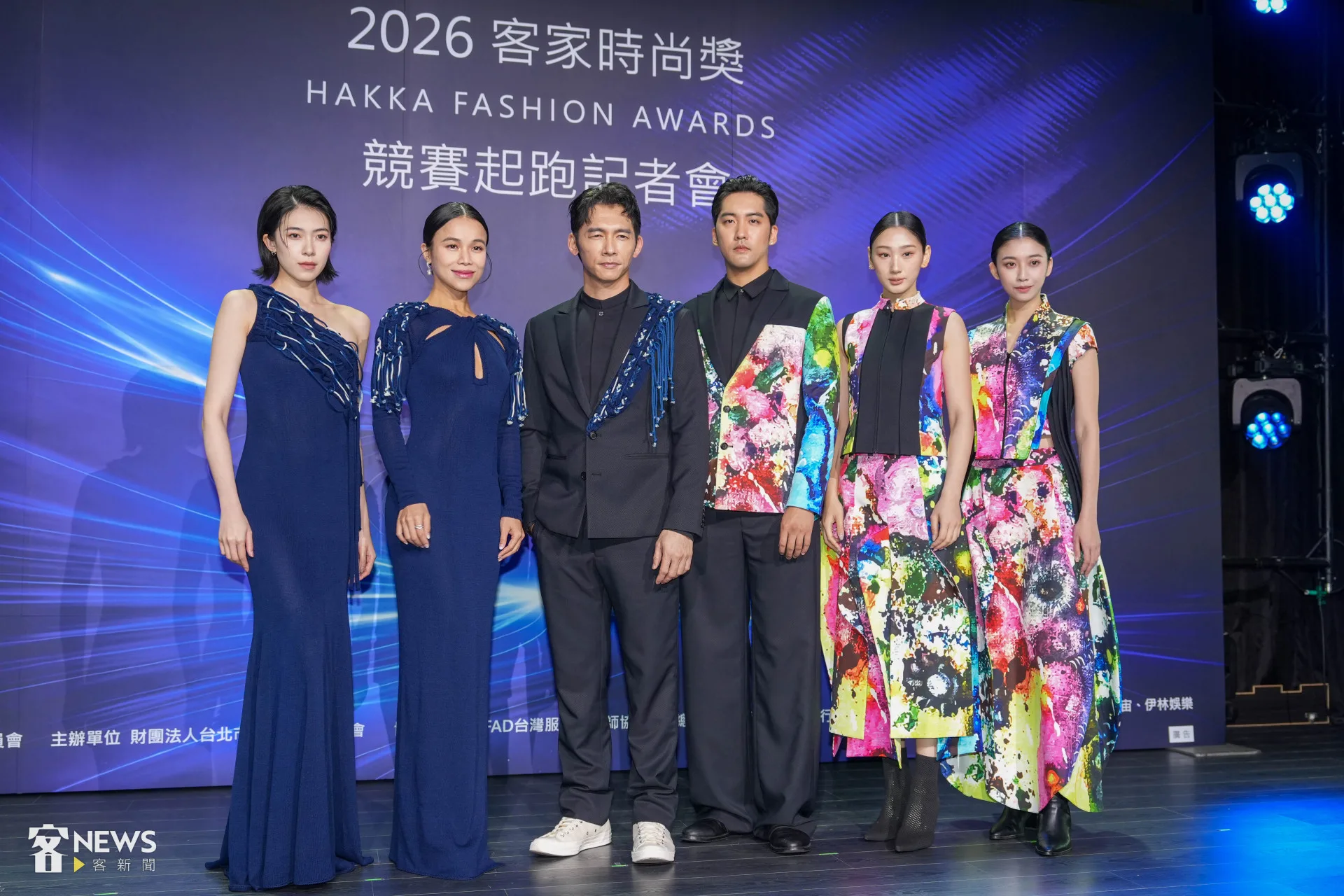 温昇豪(左三)與林芯儀(左二)與模特兒身穿客家時尚服飾走秀。李台源攝