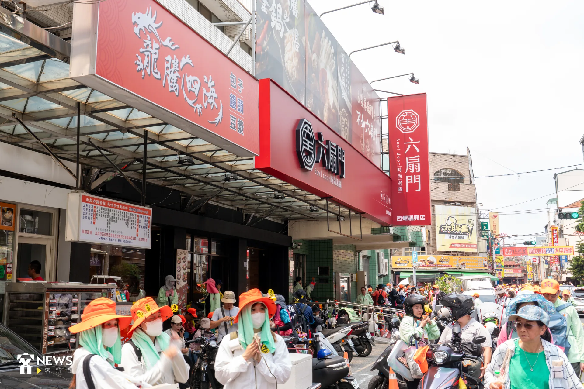 來自西螺在地的包子店廖老闆大方將整棟透天厝，一到三樓提供給香燈腳洗手間、沖涼、充電等。洪藝晅攝