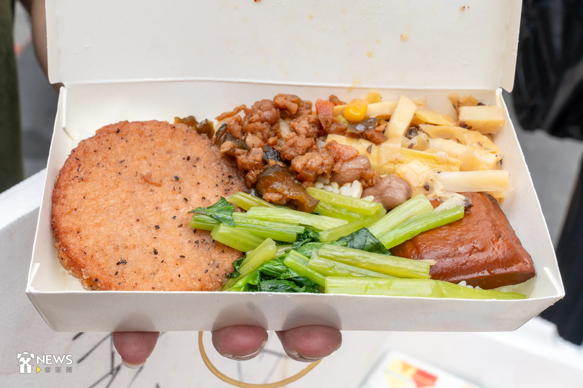 來自台中的許輝盛一早先到嘉義拿素食便當，再到西螺發送給香燈腳。洪藝晅攝
