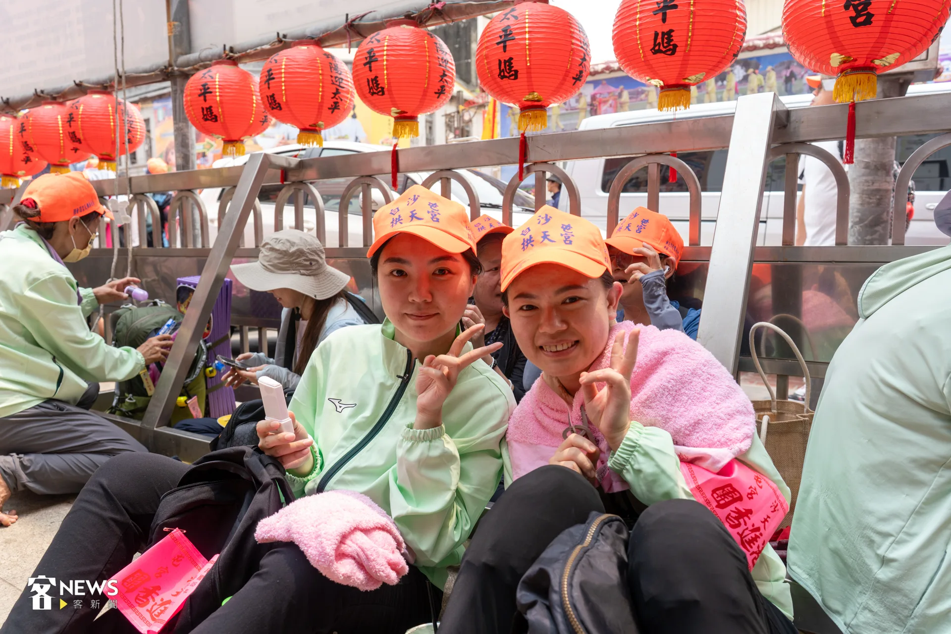 互為同事的劉小姐（左）與林小姐（右）兩人是首次挑戰白沙屯媽祖徒步進香。 洪藝晅攝