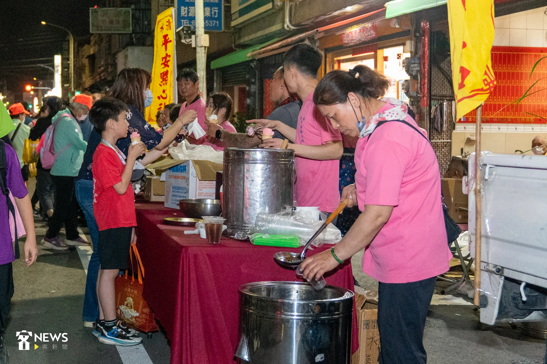 夜幕已到，但補給的攤位依舊不打烊，紛紛端出美味小點，來撫慰香燈腳的胃。洪藝晅攝