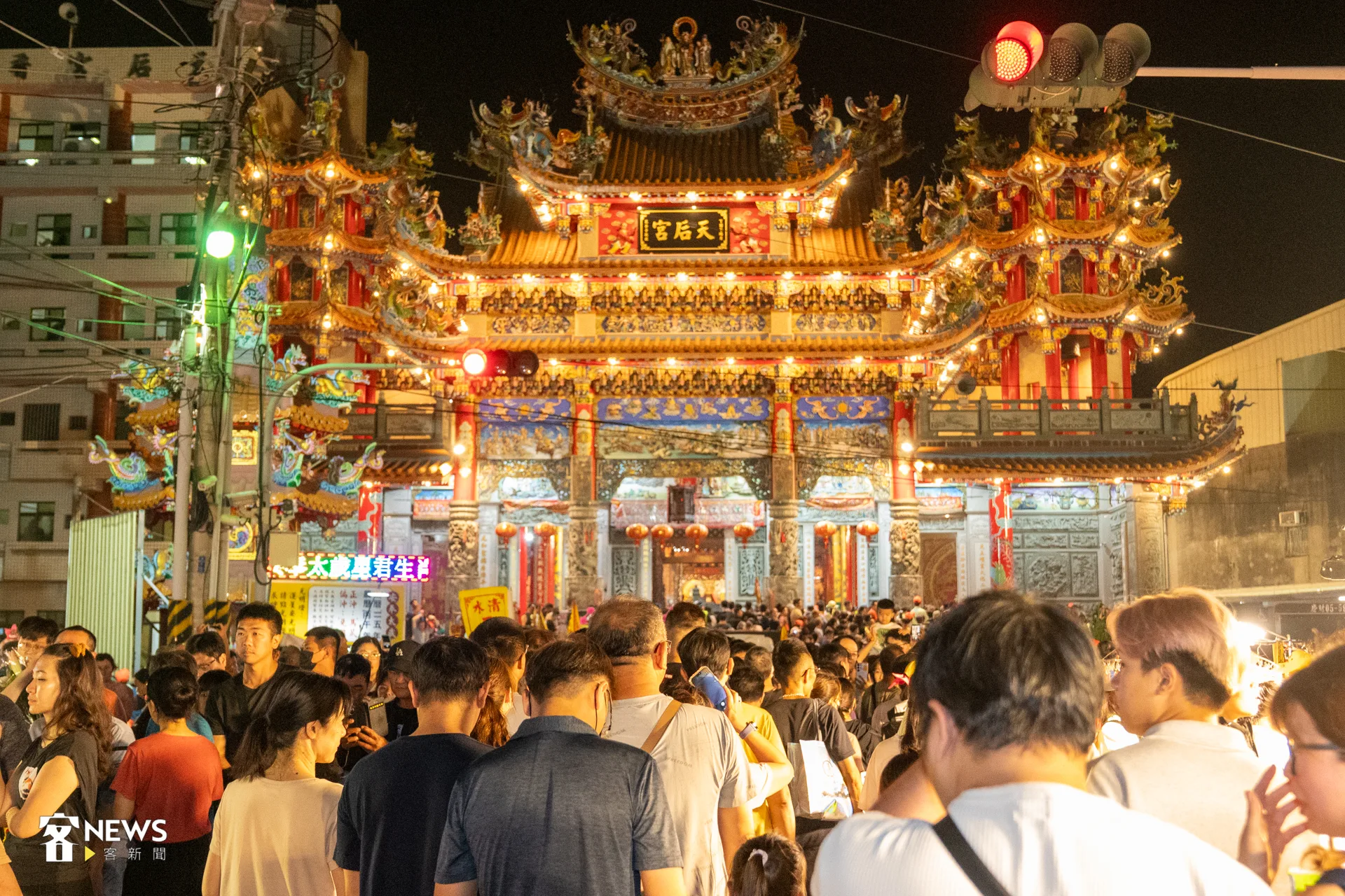 白沙屯媽祖徒步進香第三天，經過14小時疾行行程，晚間約7時30分駐駕雲林虎尾天后宮，預計明天凌晨3時再度起駕。洪藝晅攝