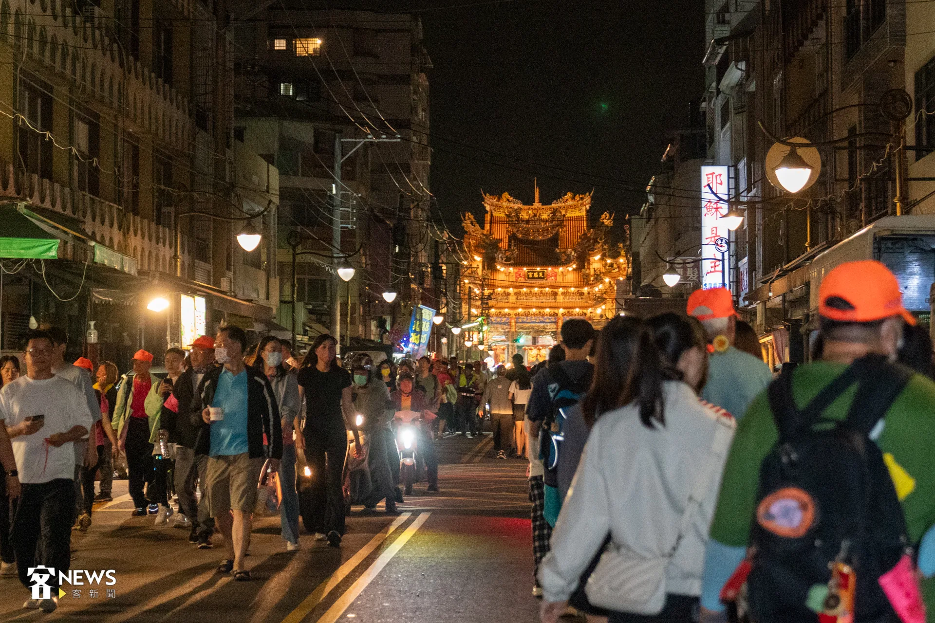 夜晚的進香氛圍跟白天完全不同，少了急行軍莊嚴威武，增添些在地人情味，許多居民紛紛出來參拜。洪藝晅攝