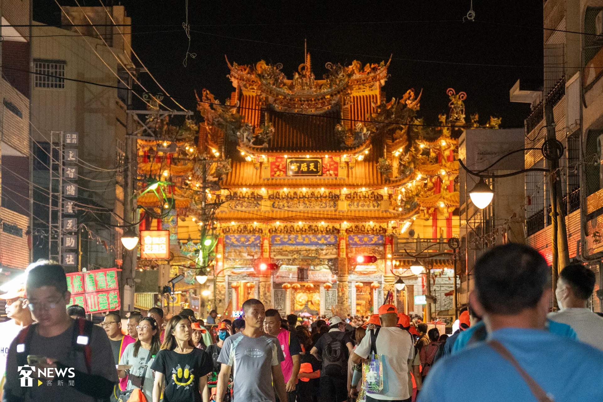 白沙屯媽祖徒步進香第三天，經過14小時急行行程，晚間約7時30分駐駕雲林虎尾天后宮，預計明天凌晨3時再度起駕。洪藝晅攝