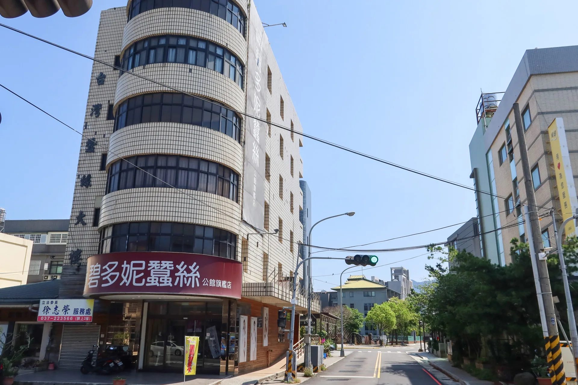 台灣蠶絲公司自辦市地重劃後,在原台蠶工廠大門口興建的台灣蠶絲大樓,後改為碧多妮蠶絲大樓。何來美攝
