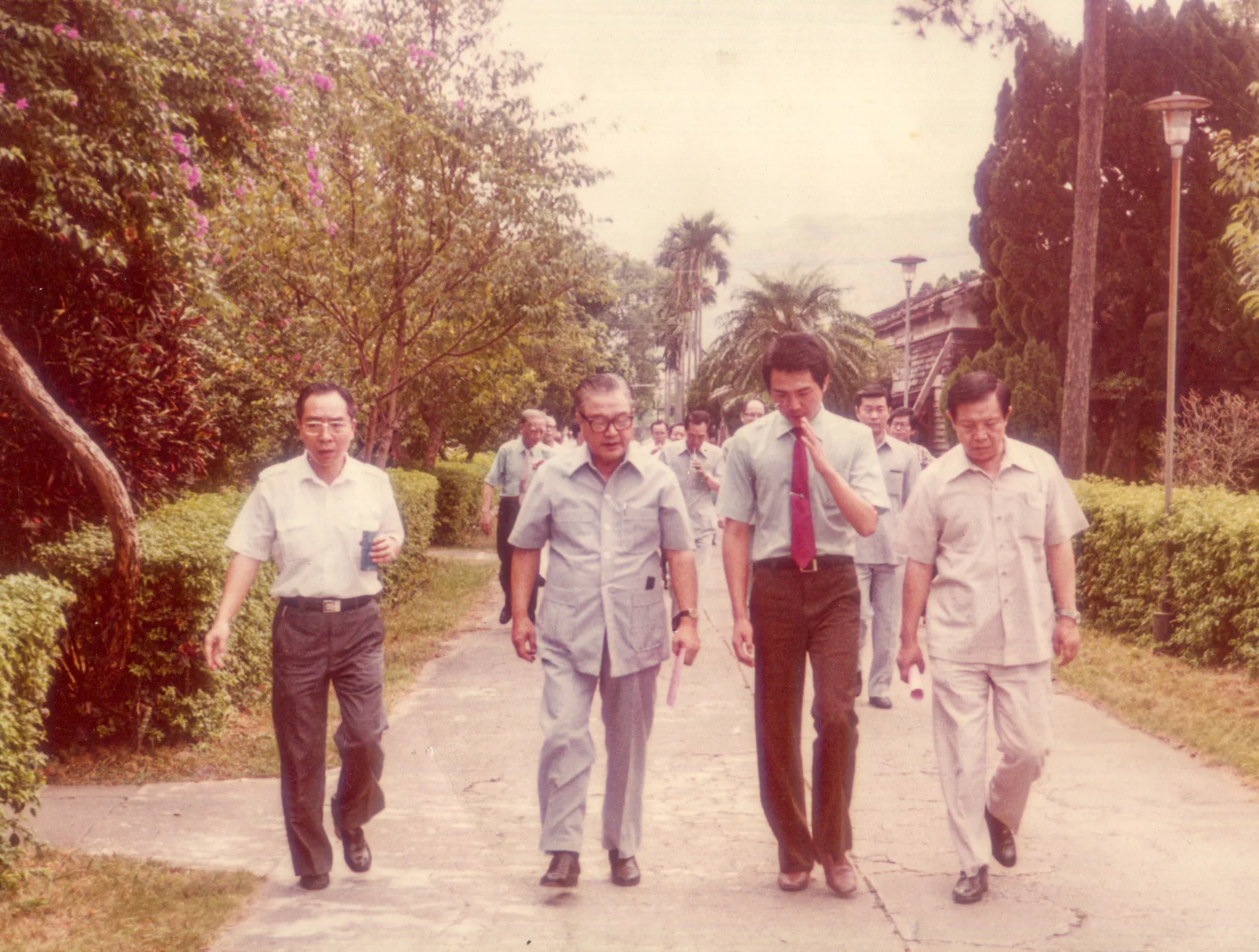 已故總統府秘書長蔣彥士(左二)於1990年代到台灣蠶絲公司參觀,少東徐志榮(右二)陪同參觀。邱新霖提供
