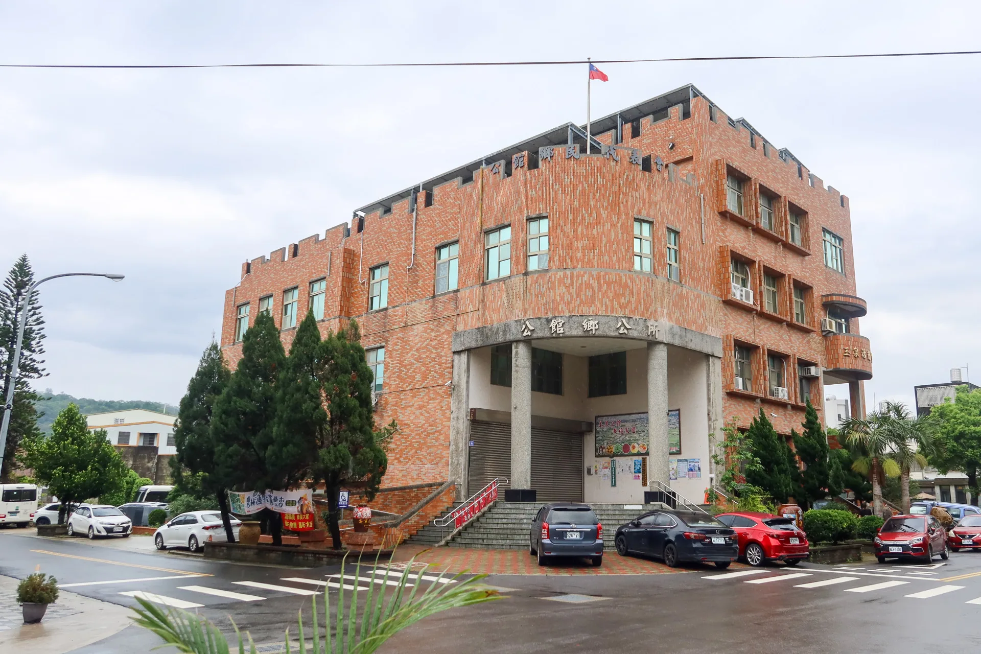 公館鄉公所於2002年也遷建到台蠶市地重劃區,當時鄉長是徐志榮。何來美攝