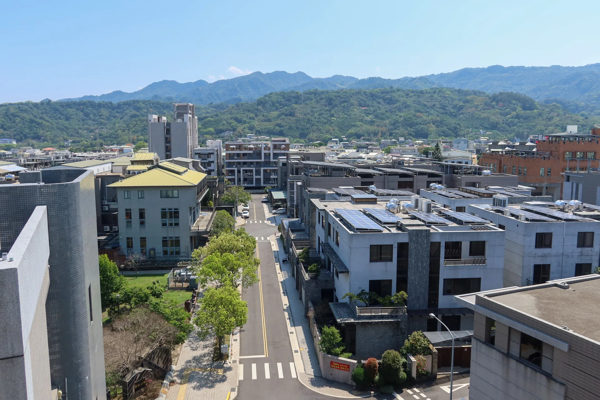 台蠶公司市地重劃後,已推出十餘期建案,成為公館鄉最現代化的社區。何來美攝