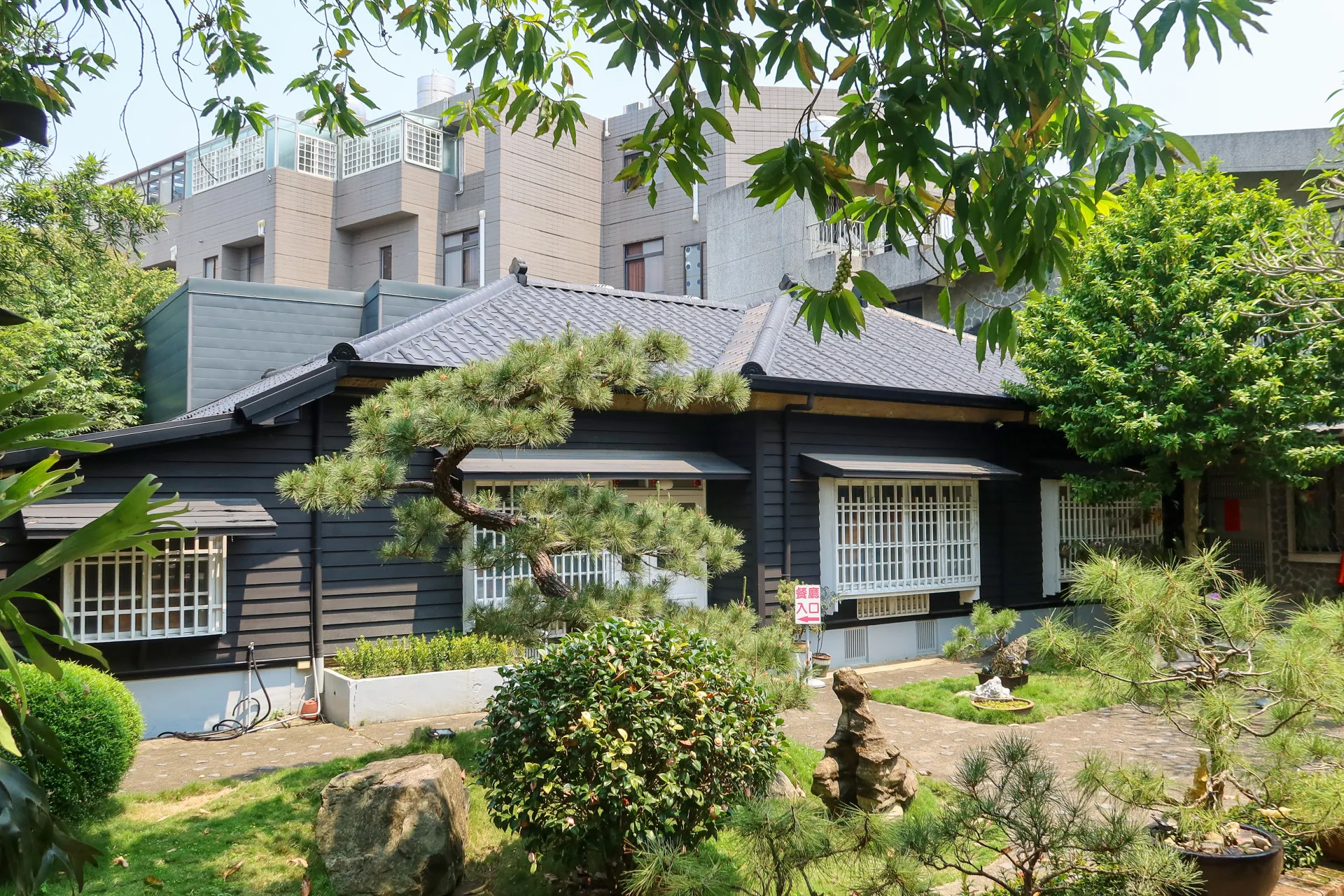 徐氏家族經營的徐園飯店,是1935年中部大地震後所建的日式木造建築,在台灣工礦公司苗栗蠶絲工場時代,曾是場長寧實的宿舍。何來美攝
