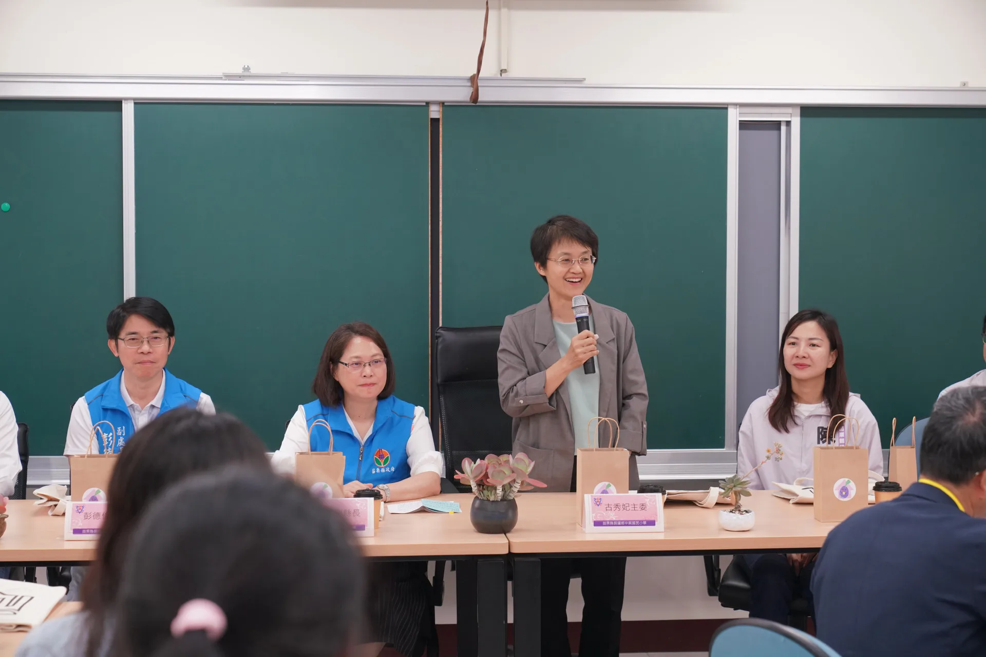 客家委員會主委古秀妃今(17)日前往苗栗縣銅鑼鄉中興國小附設幼兒園,觀摩幼兒學習情況,實地了解沉浸式客語教學推動成效,肯定苗栗縣府團隊及學校老師的努力。廖文琪攝