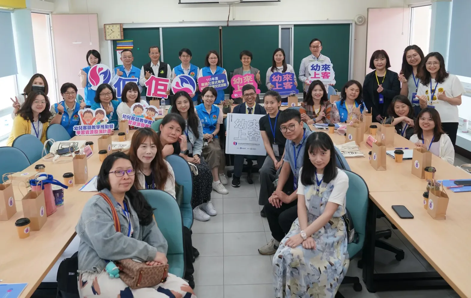 為了解沉浸式客語教學推動成效,客委會主委古秀妃,今(17)日前往苗栗縣銅鑼鄉中興國小附設幼兒園,實地觀摩幼兒客語學習情況。