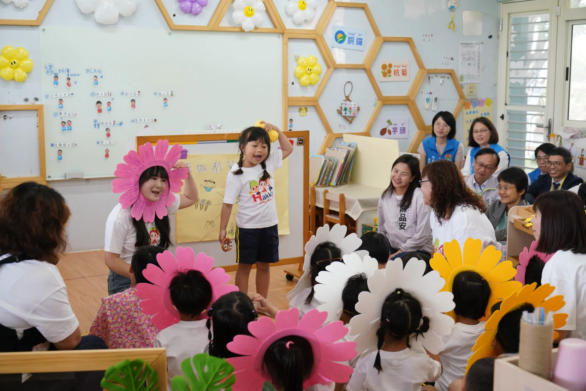 銅鑼鄉中興國小幼兒園演出兒童戲劇,客語說唱俱佳,現場氣氛活潑、溫馨。廖文琪攝