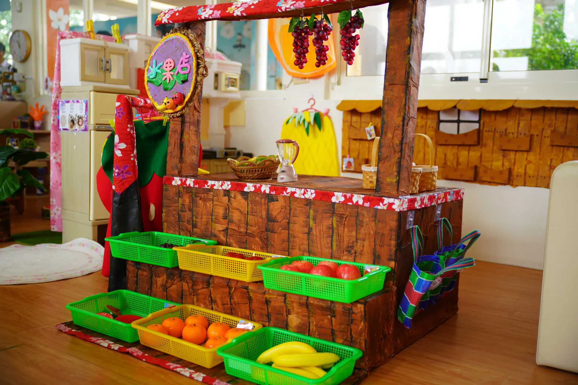 苗栗縣銅鑼鄉中興國小附設幼兒園,桐花班內水果店情境與教具。廖文琪攝