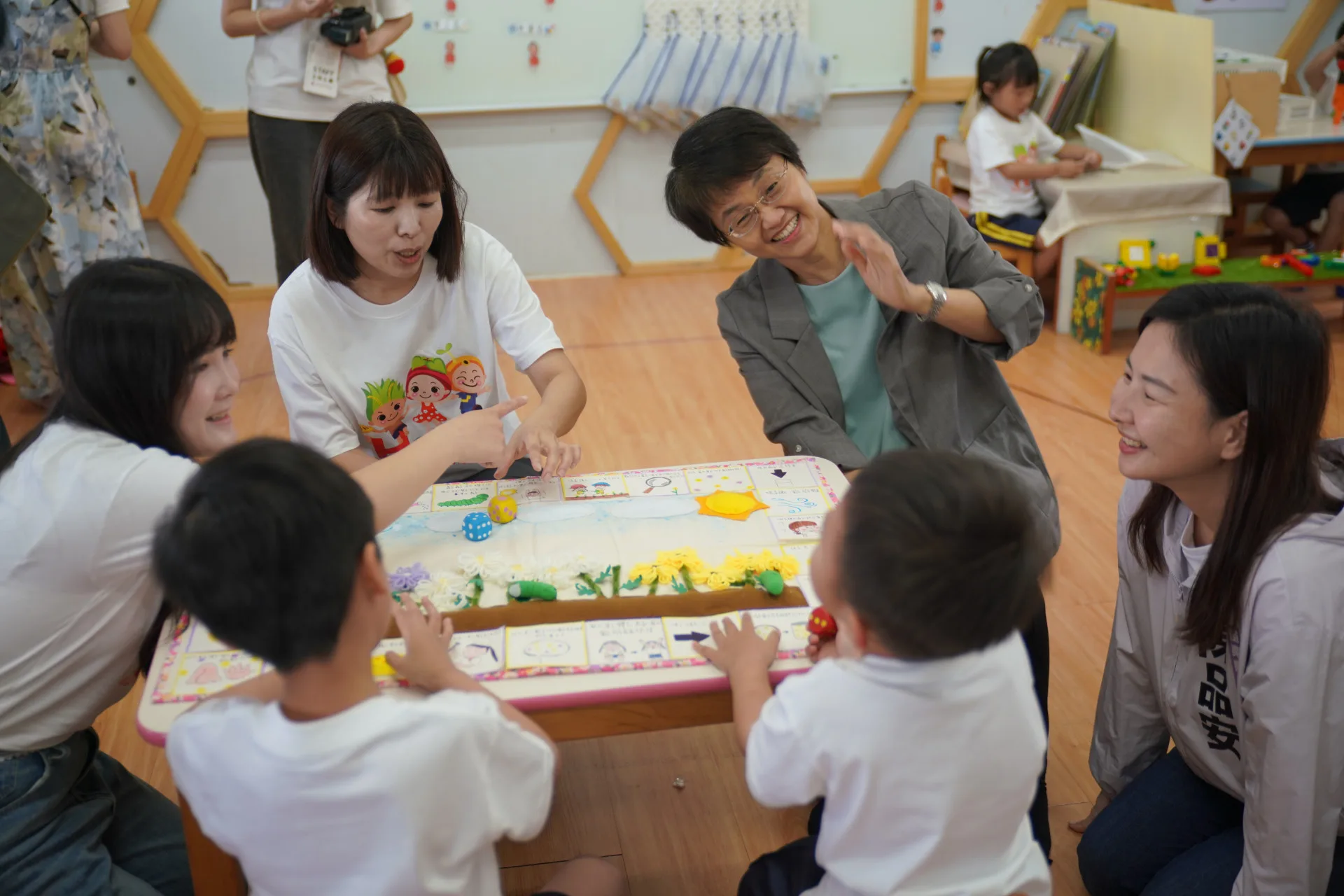 銅鑼中興國小幼兒園沉浸式客語教學成果觀摩,客委會主委古秀妃,與孩童玩遊戲自然說客語。廖文琪攝