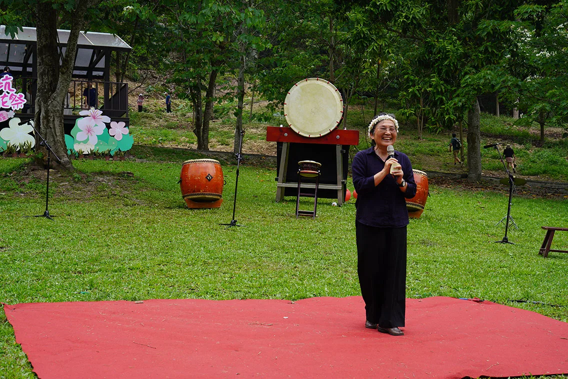雲林縣古坑鄉長林慧如，今日在桐花祭活動現場吟誦徹夜創作的2首三行詩。