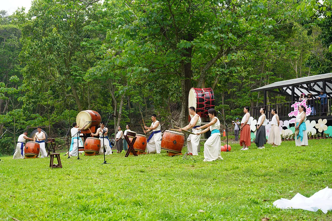 今(18)日的古坑桐花祭，由在地的太日樂集，以自然為舞台，帶來「鄉望」的詔安客故事。