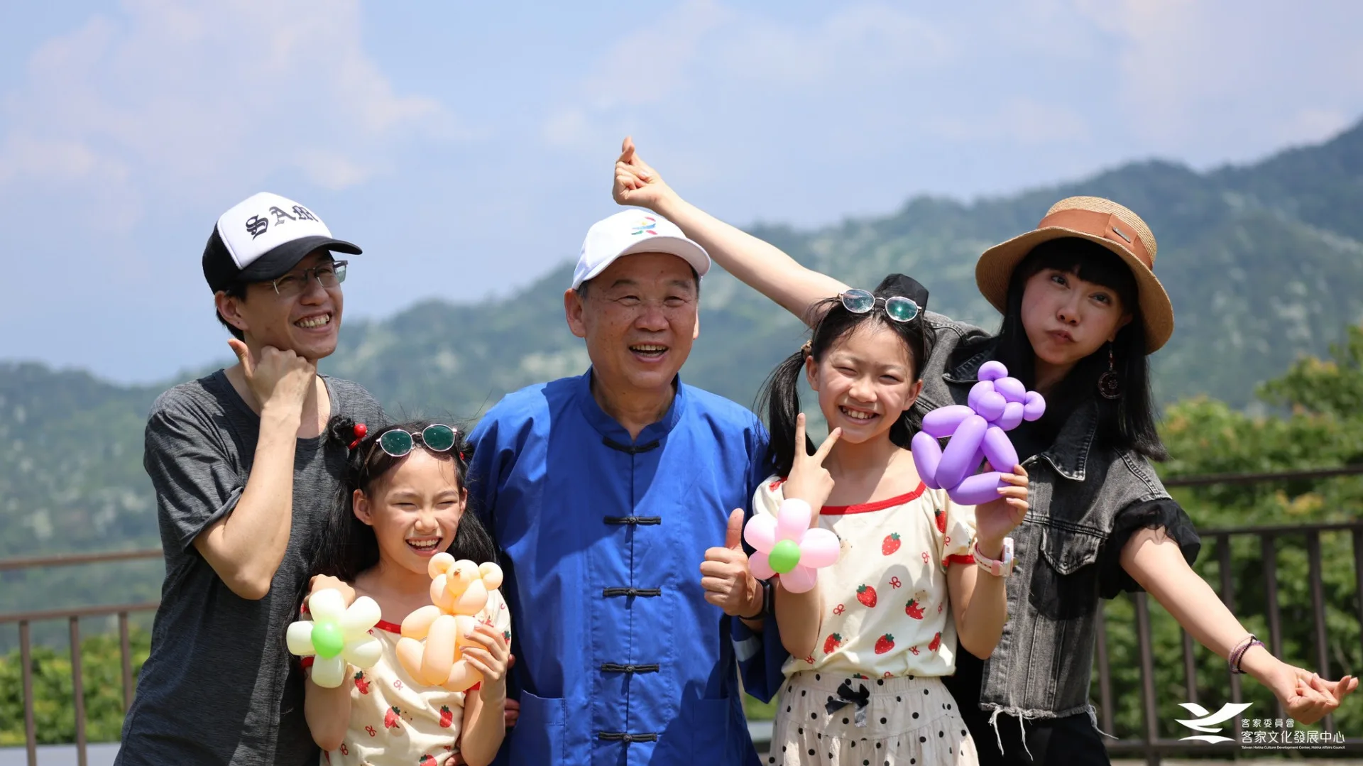 民眾享用桐花餐後，開心地與客發中心主任謝勝信（中）合影。客發中心提供