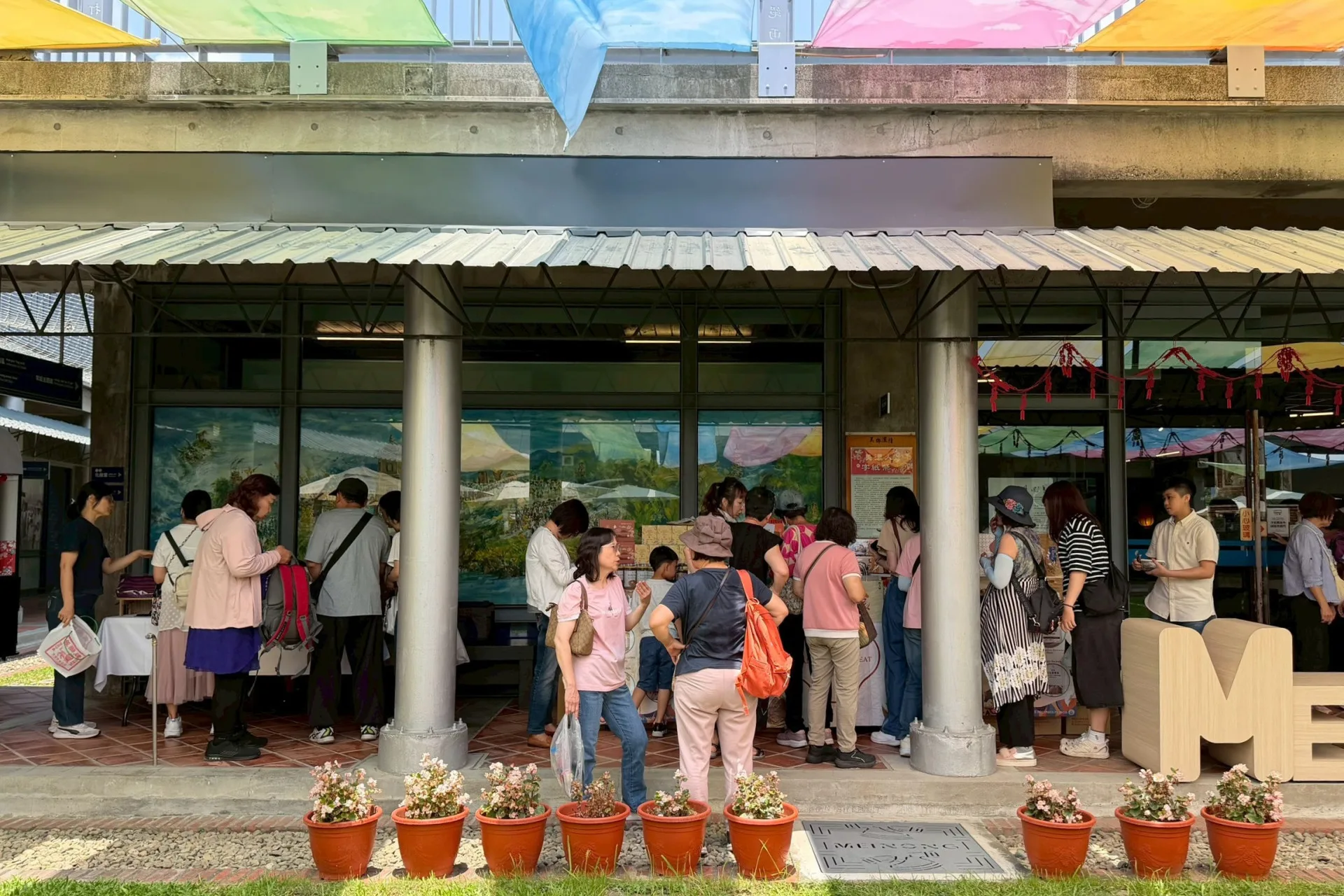 美濃客家文物館食農市集,現場遊客與店家互動熱烈。高雄市客委會提供