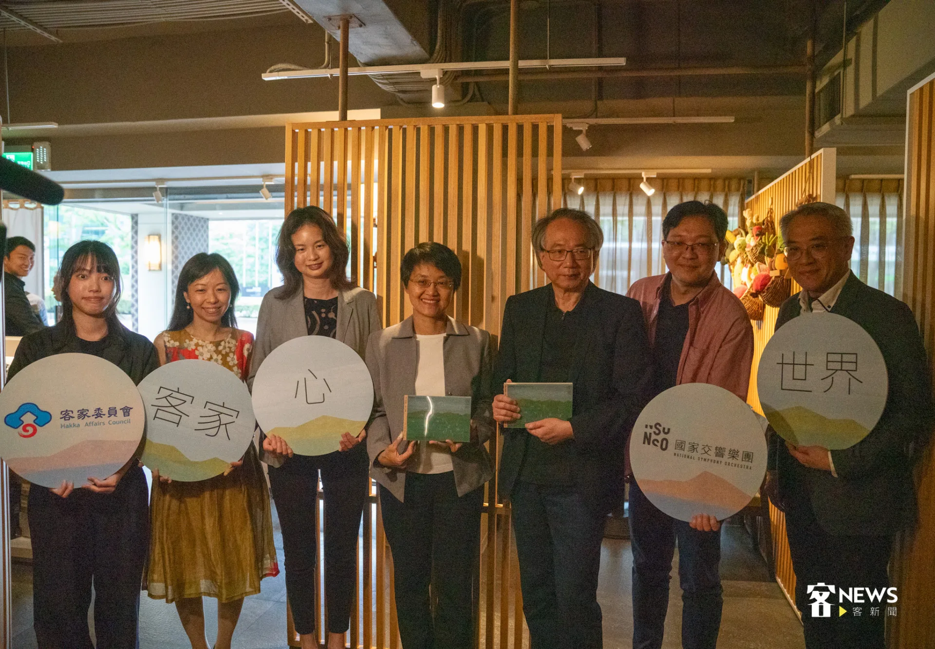 客委會主委古秀妃(中)與NSO榮譽指揮呂紹嘉(右3)作曲家林京美(左2)、李元貞(左3)等人齊聚。李宥妍攝