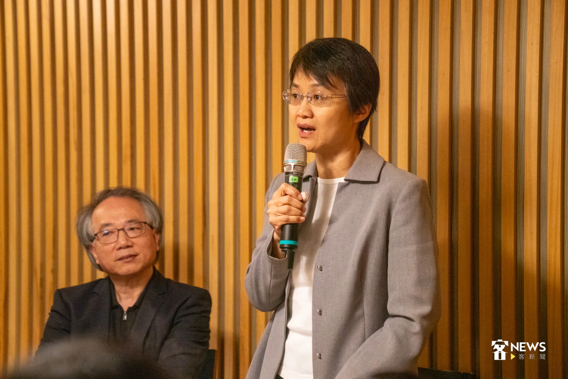 客家委員會主委古秀妃(右)說,歷經3任主委才誕生這張專輯,可見音樂創作的不易。李宥妍攝