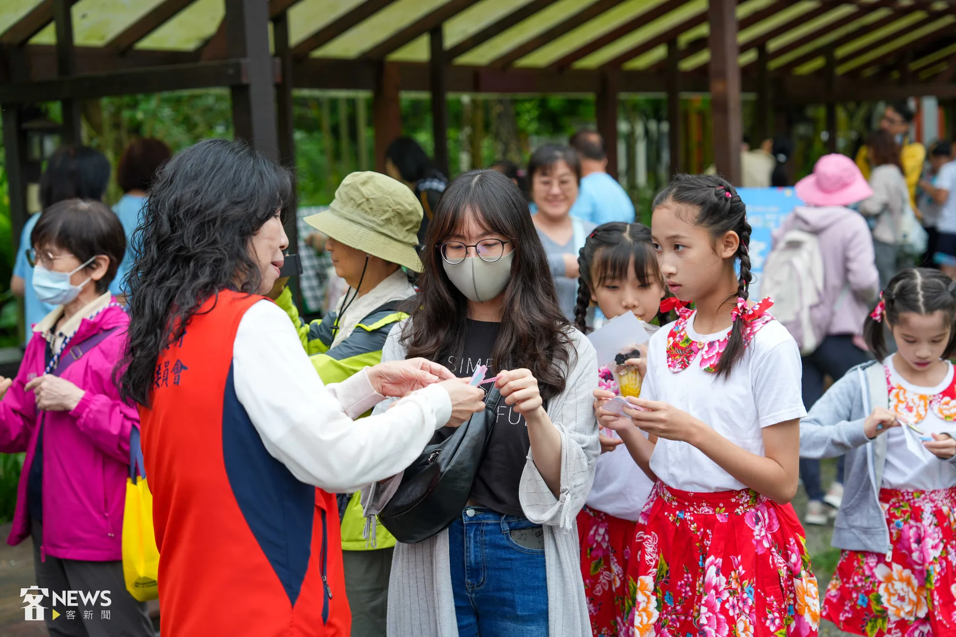 基隆桐花祭現場舉辦客語闖關,小朋友抽出字條,向客語老師說出正確客語即可通關。李台源攝