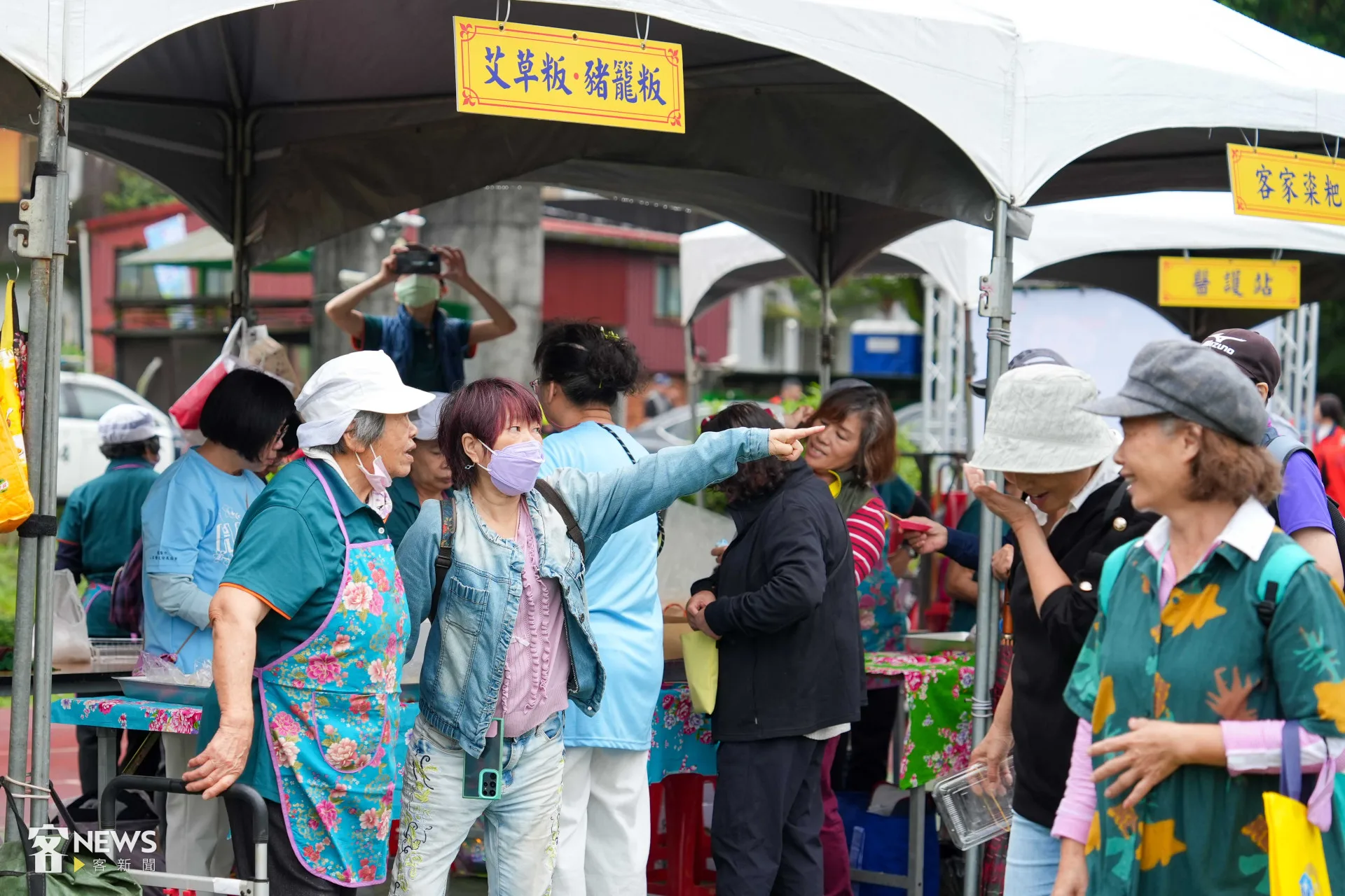 基隆桐花祭結合在地小農市集,儘管天公不作美,但仍吸引不少民眾到訪。李台源攝