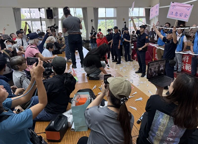 南投縣政府28日召開垃圾處理中心二階環評範疇界定會議,名間鄉反焚化爐自救會等團體到場抗議,過程有民眾跳上桌子、射紙飛機,場面混亂。中央社