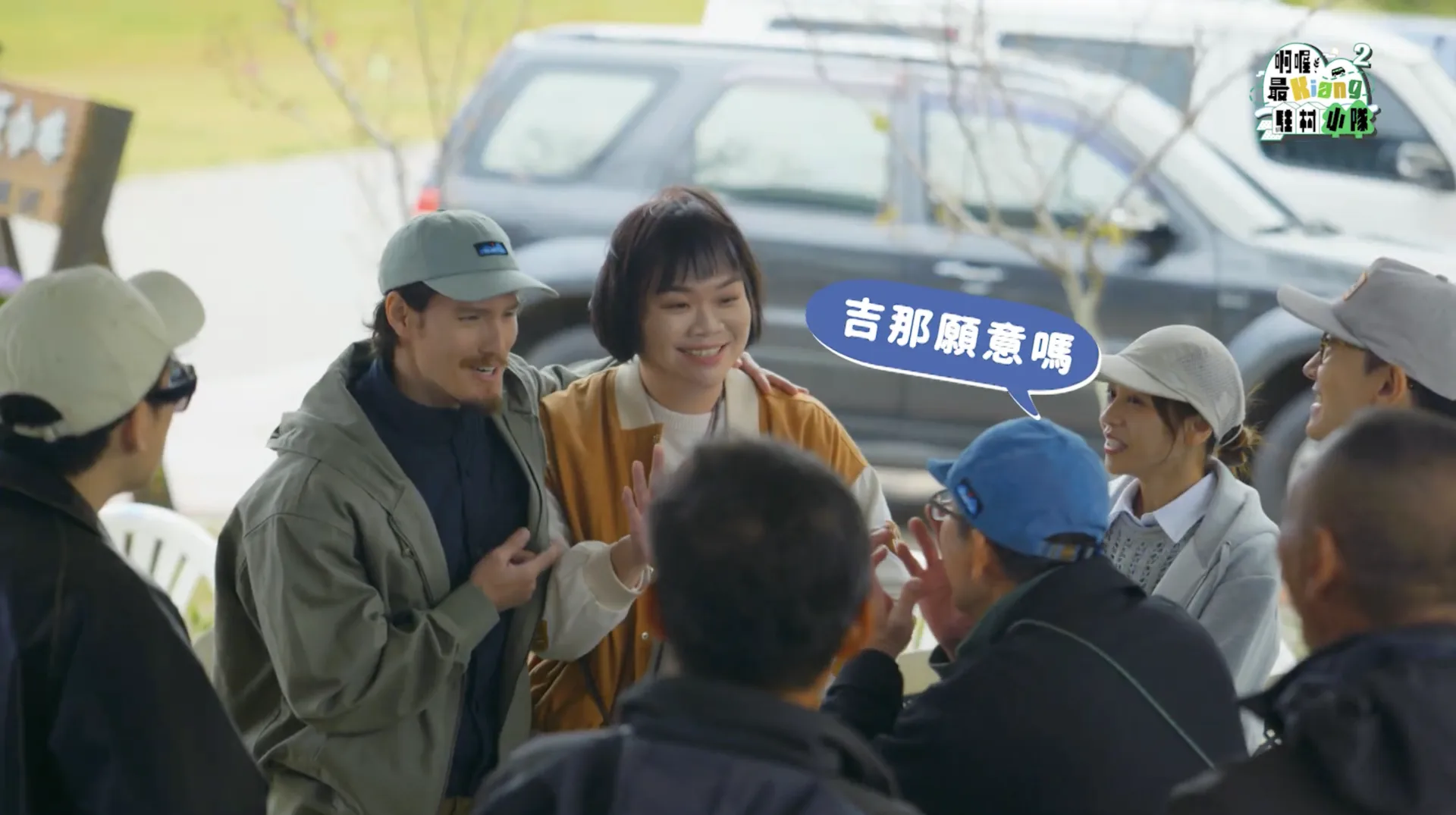 為了說服吉那在舞台劇中擔任飛天的瑤池金母,洪都拉斯強調,駐村小隊員們必須以身作則。翻攝自片花,客家電視提供