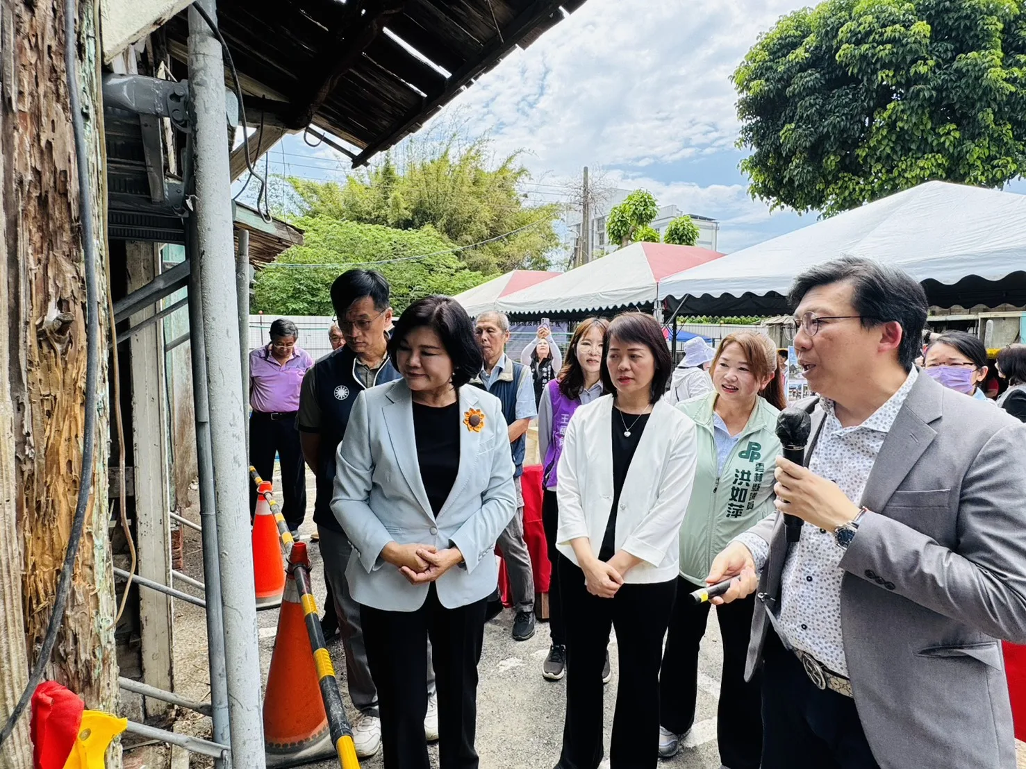 文昌國小宿舍群修復開工儀式,由呂政道建築師現場導覽。客家委員會提供