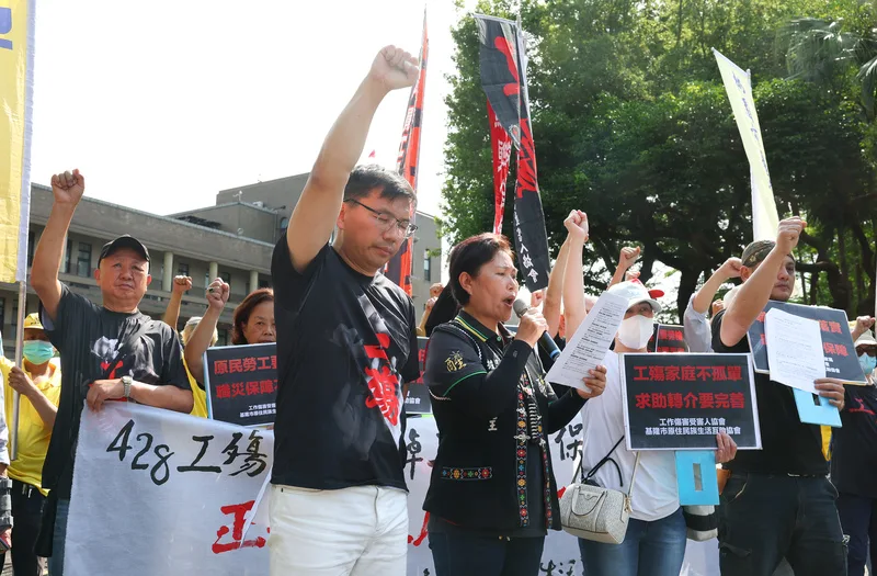 工傷協會與基隆原民生活互助協會28日在行政院外舉行記者會,要求政府正視原住民族勞工遭遇職災後的多重困境。中央社