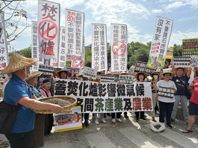 南投縣政府28日召開垃圾處理中心二階環評範疇界定會議,名間鄉反焚化爐自救會等團體表示,熱排放將影響微氣候,降雨量、溼度若改變,將造成茶葉品質下降。中央社