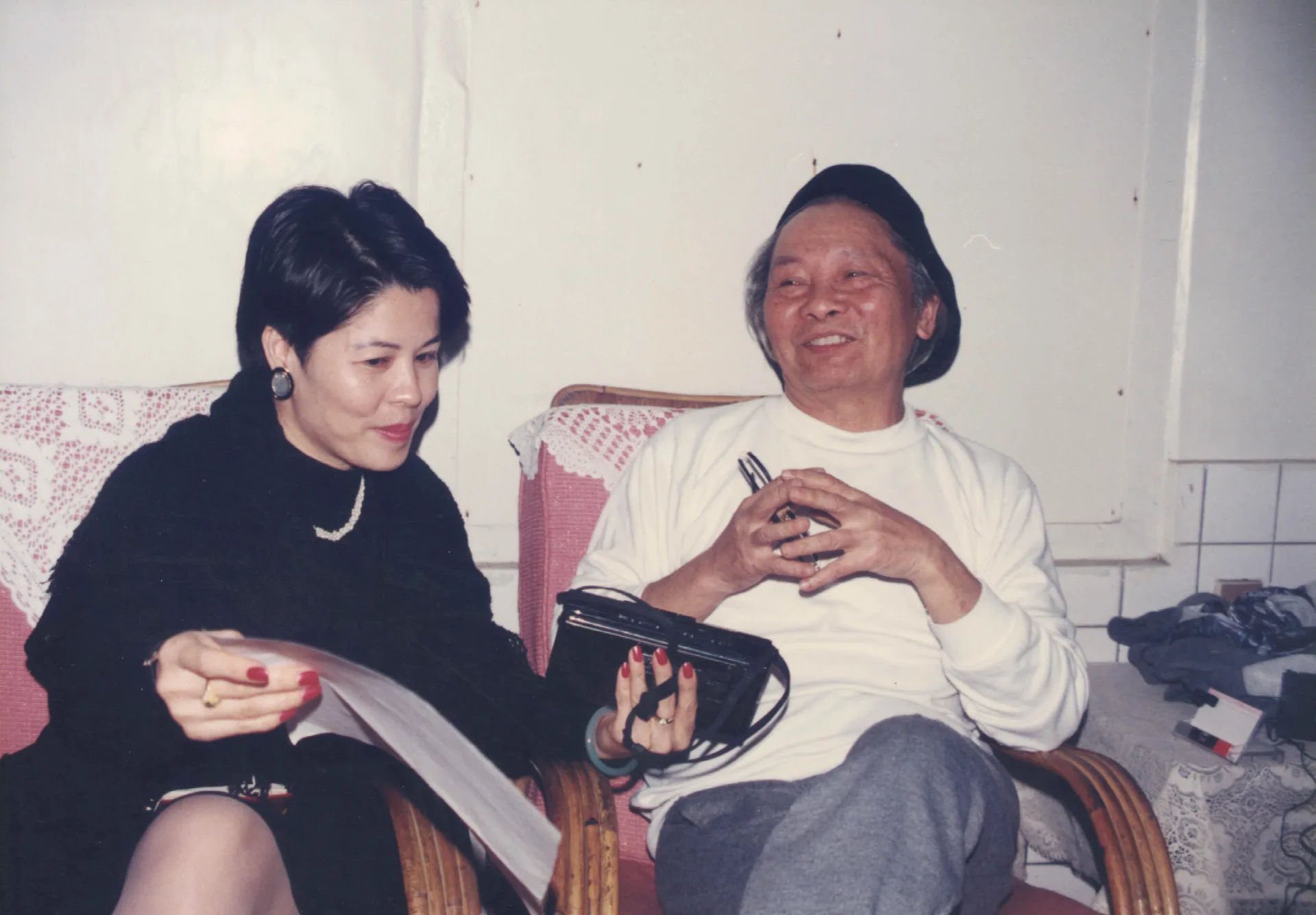 知名廣播節目主持人彭嬿(左)訪談鍾老(右)談新个客家人。1991，龍潭。楊國鑫攝