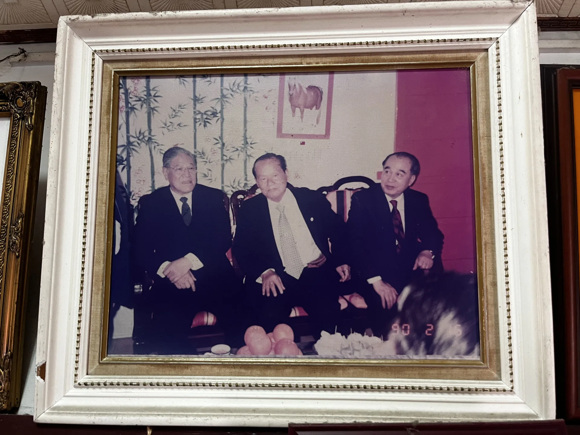 地方耆老黃耳（中）與前總統李登輝、前副總統李元簇，攝於2001（民國90年），見證鄉賢與前國家元首的情誼。徐彩雲攝
