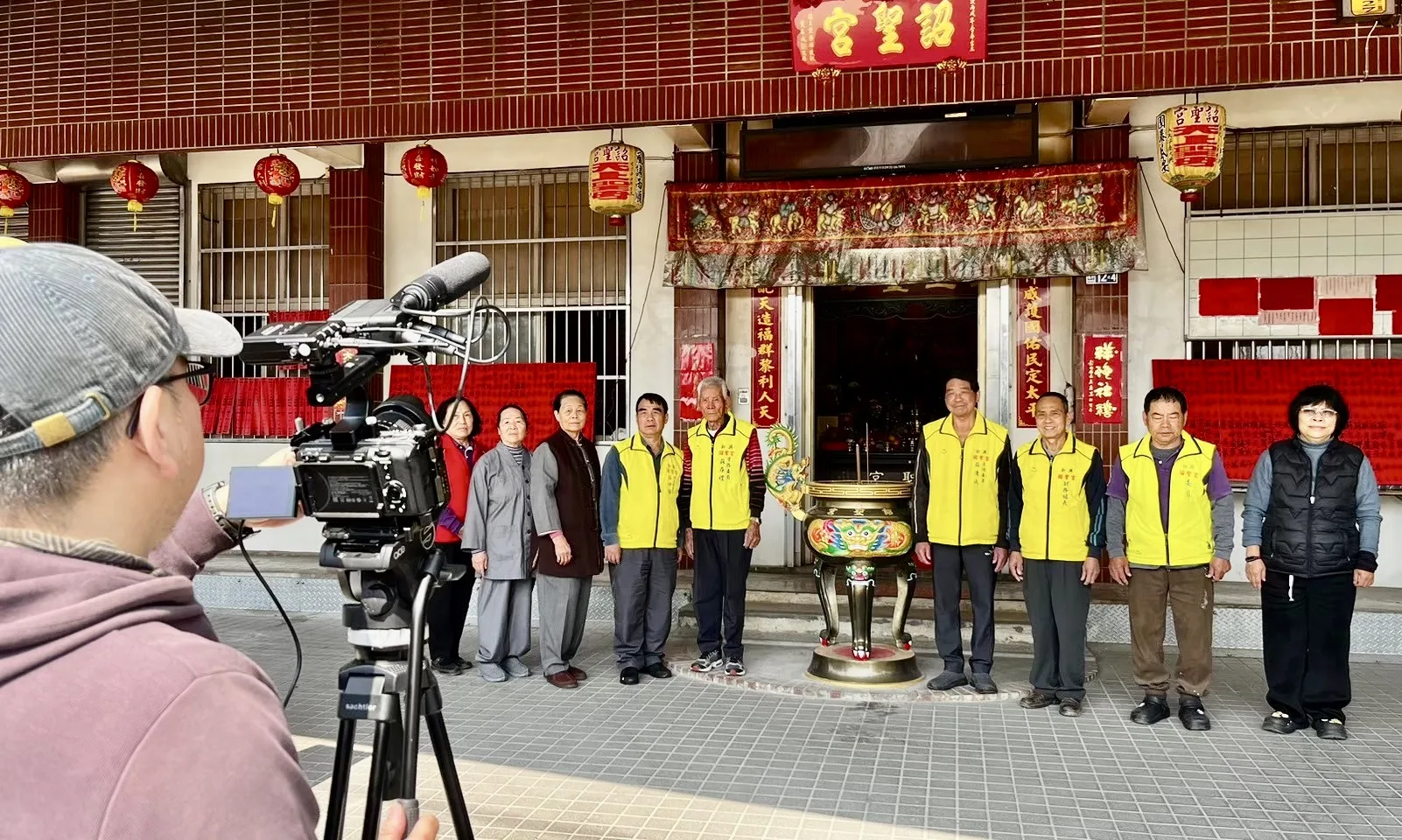 詔聖宮主委蘇慶城（右4）與廟方團隊，在地力量是維繫庄頭信仰的支柱。徐彩雲攝