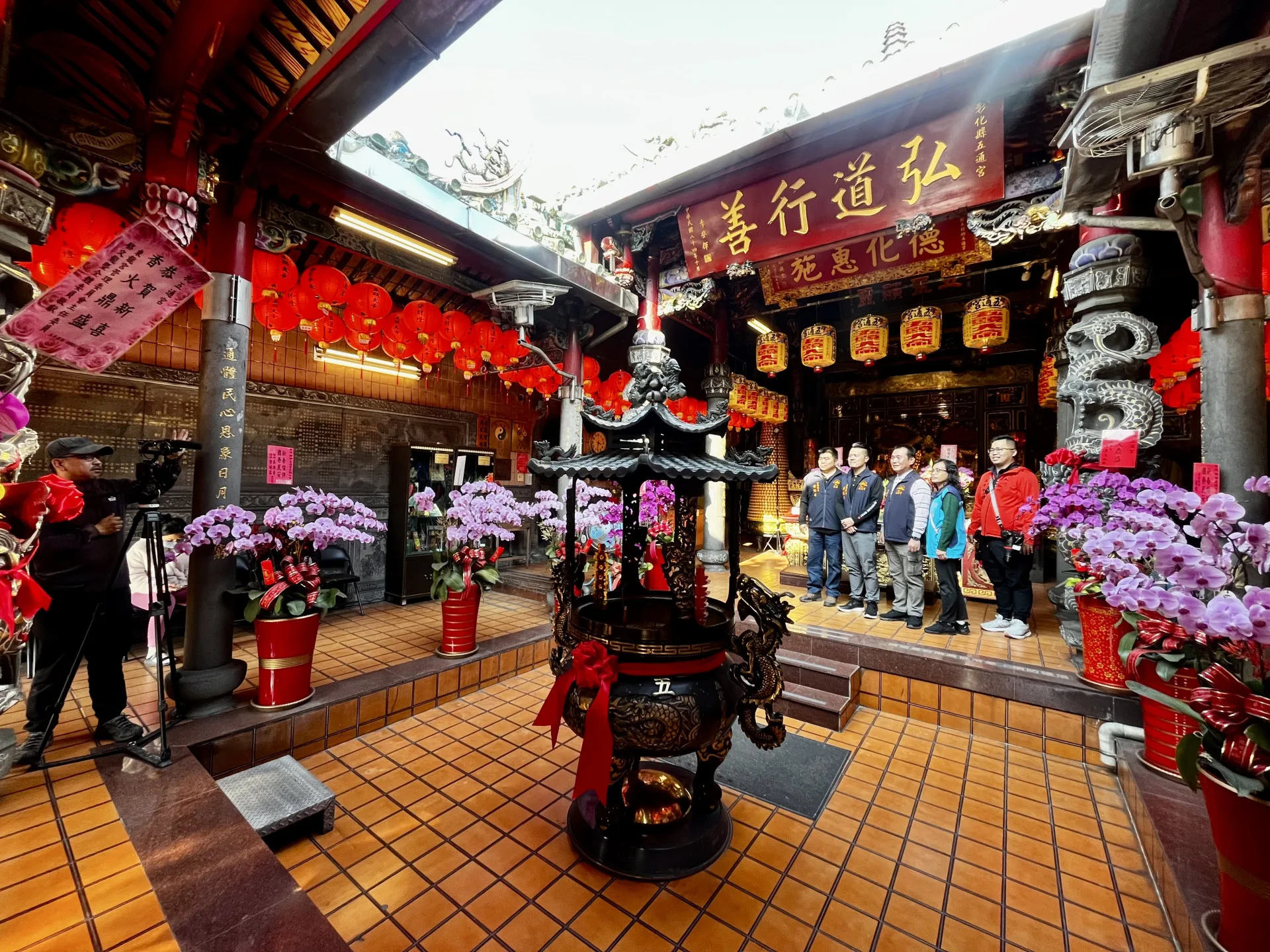 埤腳五通宮游博程主委（左2）與工作同仁，展現地方信仰的生命力。徐彩雲攝