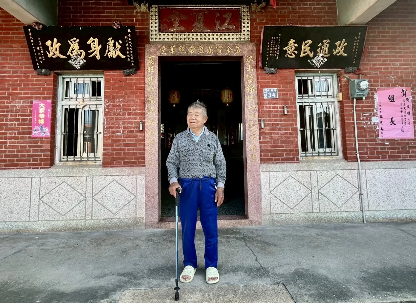 耆老黃西河於江夏堂前，一磚一瓦都是動人的家族往事。徐彩雲攝