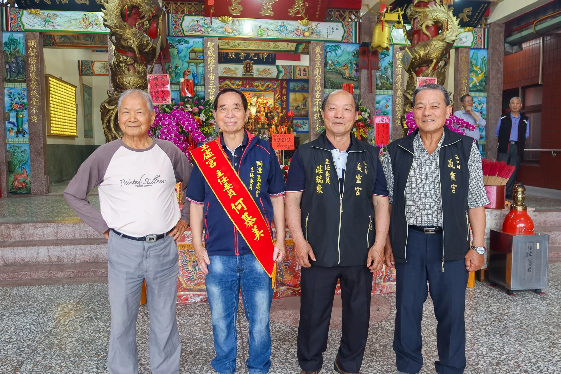中埔義靈宮常務監事蘇盛光（右一）、信徒朱榮光（左一）是客家南遷移民第二代，仍客語流利，受訪後與義靈宮主委莊瑞東（右二）、玉虛宮主委何棊美（左二）合影。何來美攝