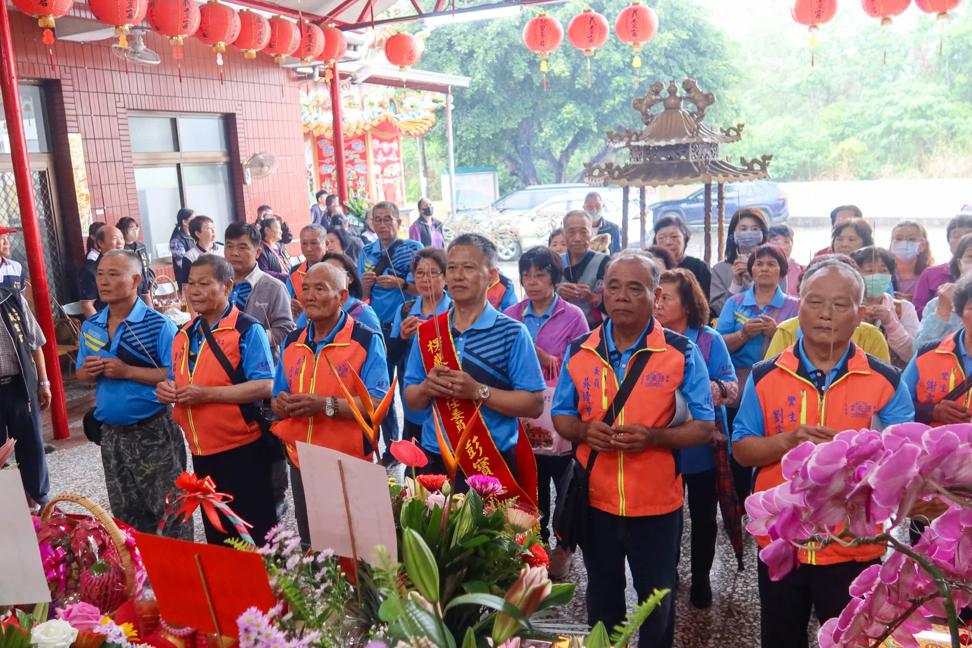 國姓楞嚴宮信徒由副主委賴進芳（代主委彭寶聰出席）率領向恩主公上香致祭。何來美攝