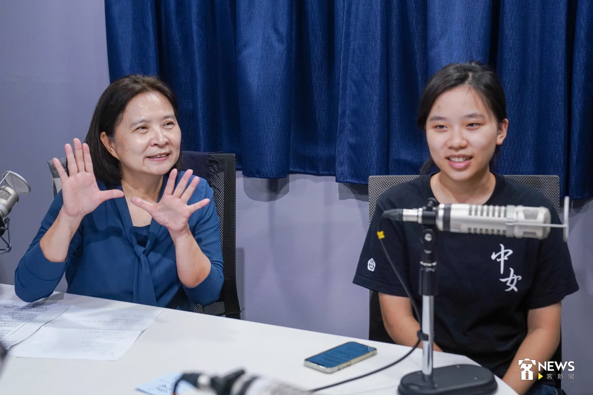 台中一中、台中女中的8名學子，以及客語薪傳師李怡蘋到講客廣播電臺參加《新生藝好》節目。左為主持人張美鳳。洪藝晅攝