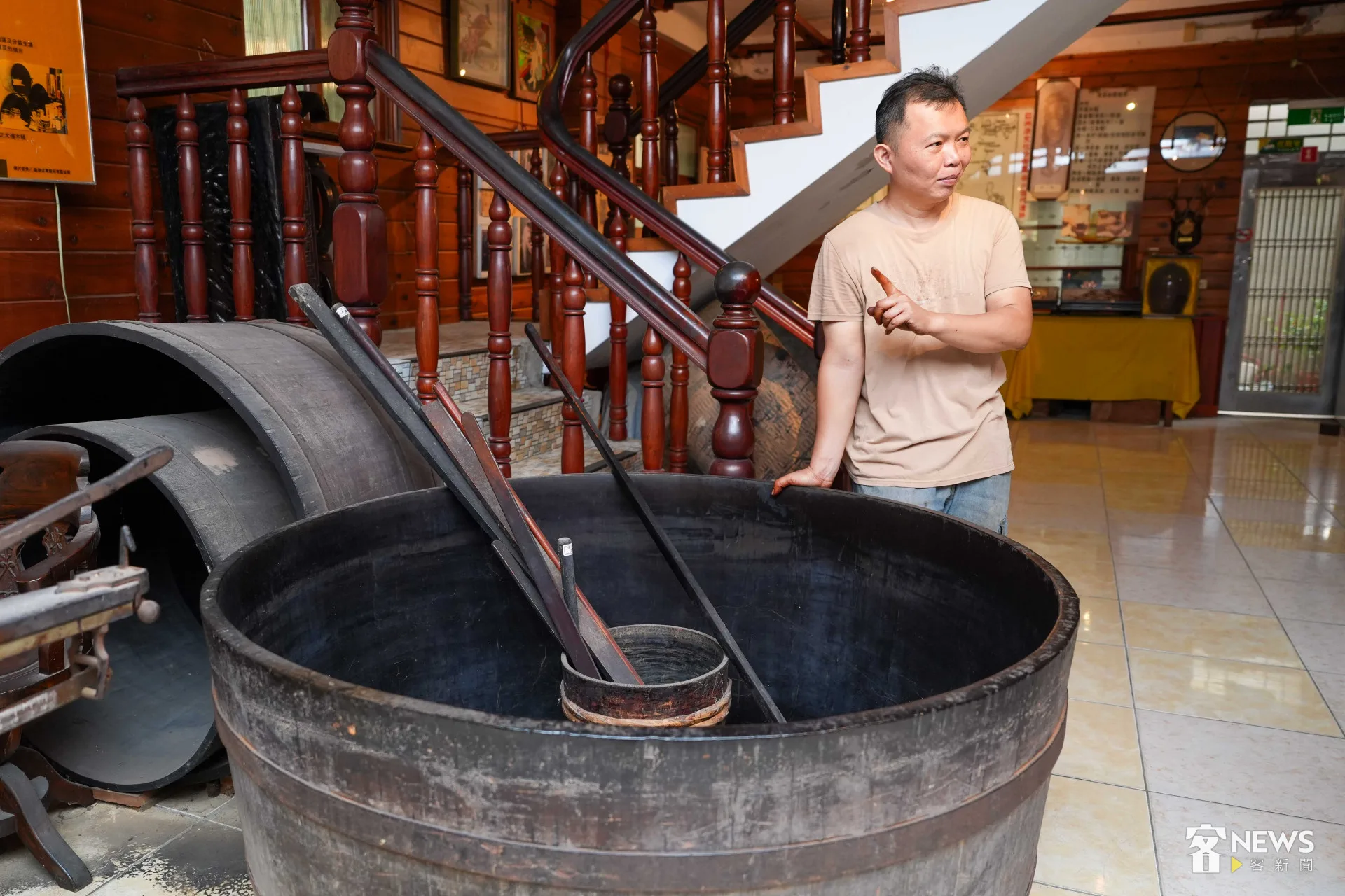 徐仁樑和一噸檜木漆桶。若以30公斤漆可換一棟透天來算,一噸漆可謂價值連城。李台源攝