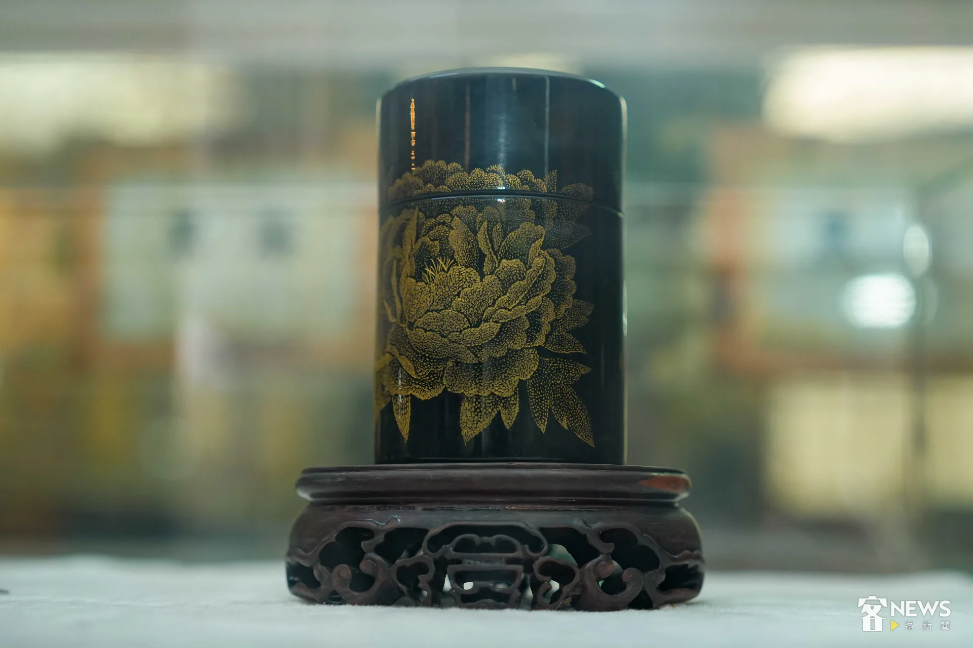徐仁樑的沈金作品,在漆器上雕出花紋,再填入金箔或金粉,十分耗時耗眼力。李台源攝