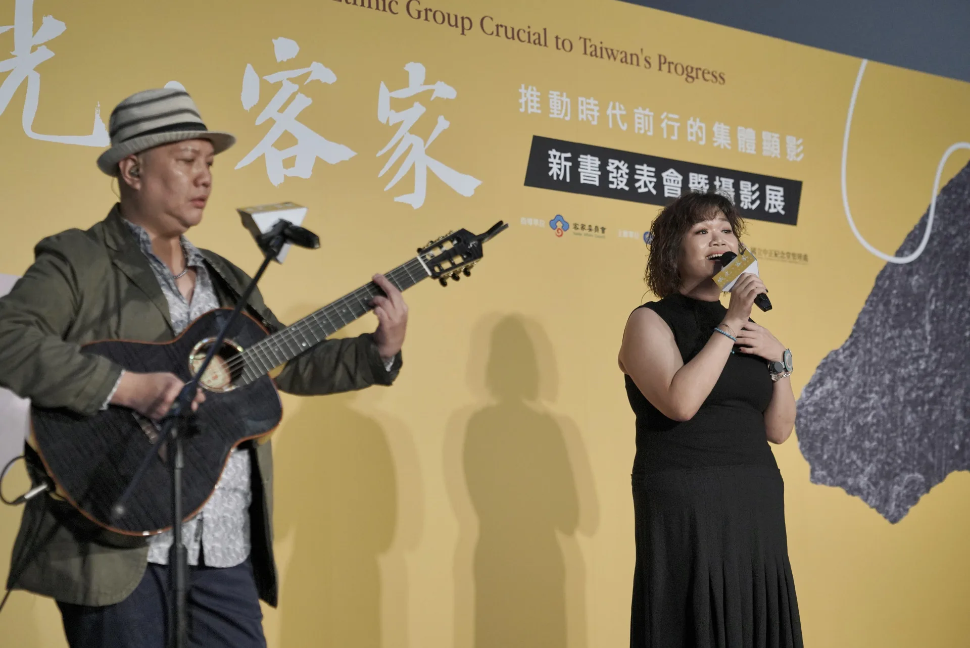 「感光・客家」攝影展中，金曲歌手吉娜上台演唱3首客語流行樂。莊勝鴻攝