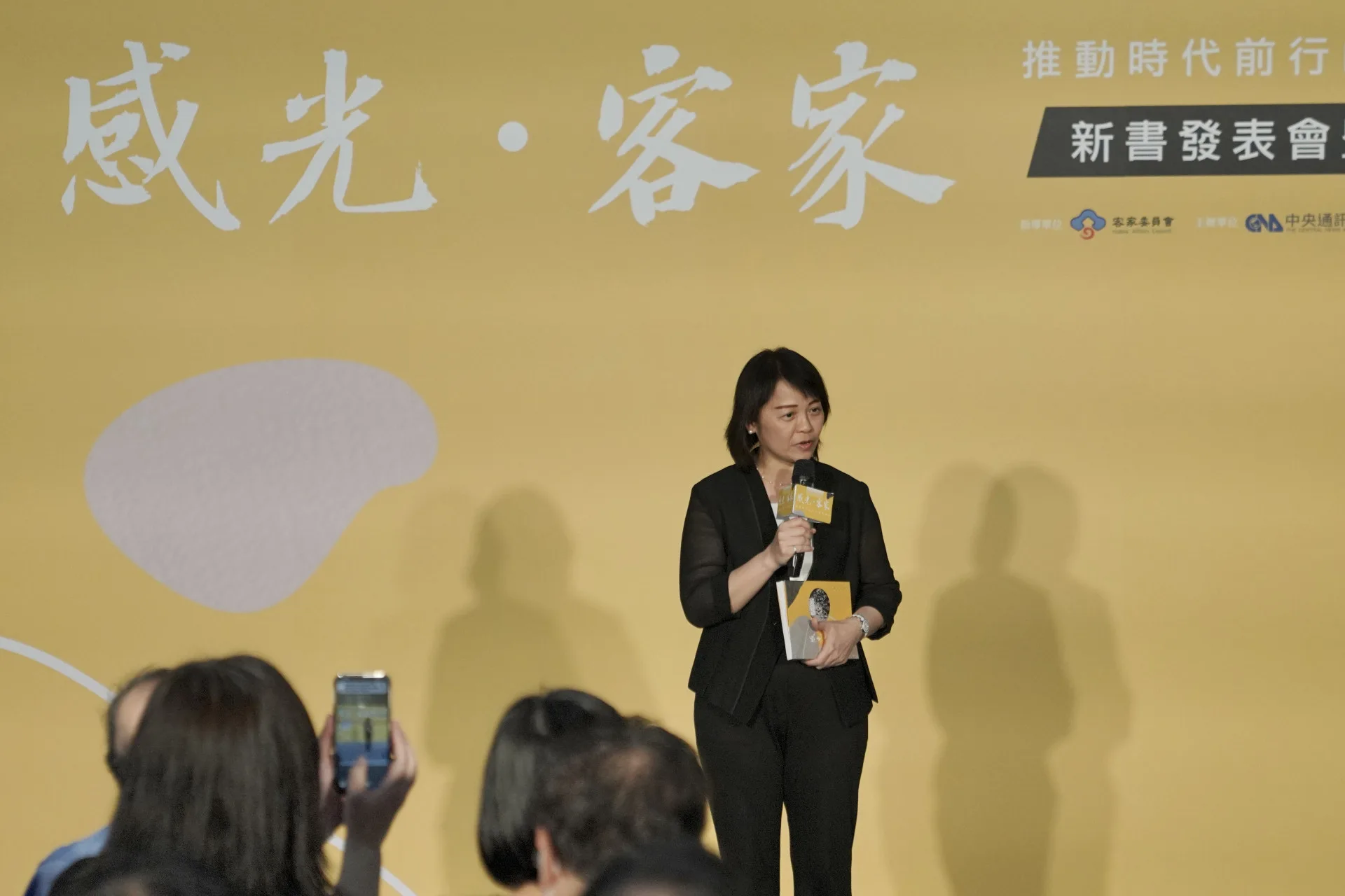 客委會副主委廖育珮說，客家人就像這本書說的，「我們會成為這個時代繼續往前行的力量。」莊勝鴻攝