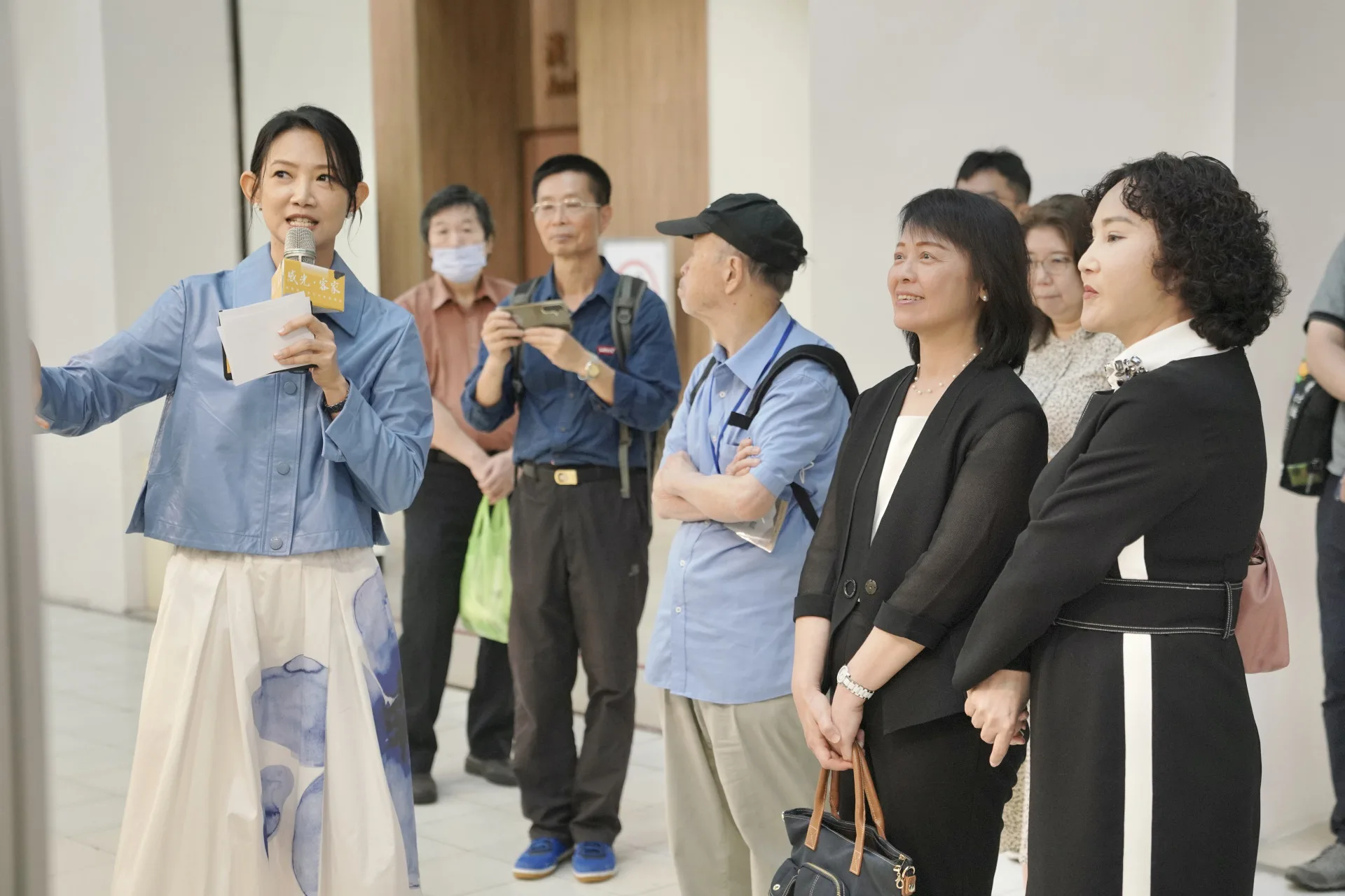 主持人吳奕蓉在現場充當解說人員，向客委會副主委廖育珮、中央社社長胡婉玲等與會人員講解照片的故事。莊勝鴻攝