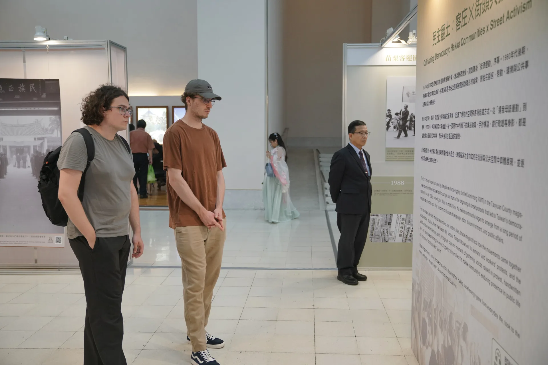路過的老外好奇看著「民主翻土」展區的英文解說。莊勝鴻攝